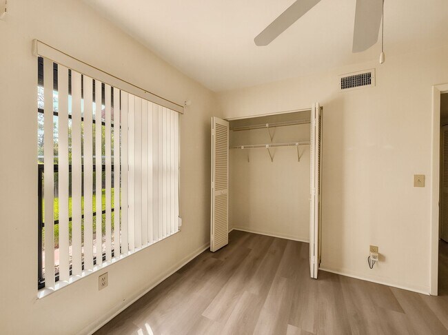 Building Photo - 2 bed 2 bath annual rental *** First floor condo *** Kings Lake Community