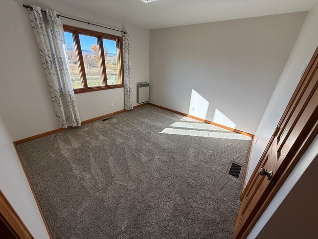 Building Photo - 3 Bed 2 Bath Large Semi-Rural Modern Beautiful Home