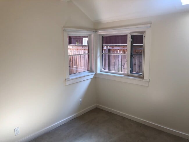 Building Photo - Maple Leaf, Two Bedroom, Woodsy Yard