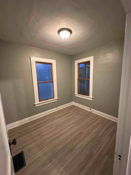 Building Photo - 35 Cowing St