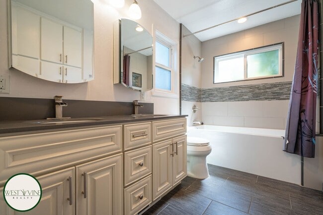 Building Photo - Stunning 3 Bed / 2 Bath Home | Attached Ga...