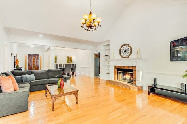 Building Photo - 1408 Aramore Dr SE