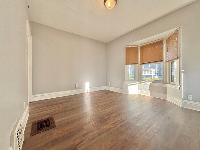 Building Photo - 215-217 Cedarwood Terrace