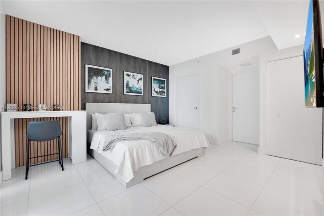 Building Photo - 1300 Brickell Bay Dr