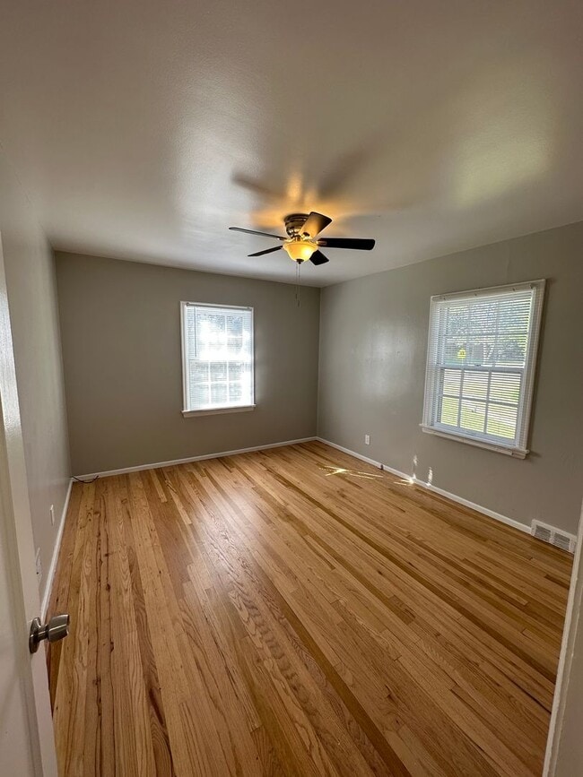 Building Photo - 2 BEDROOM, 1 BATHROOM APARTMENT NEAR ALTA ...