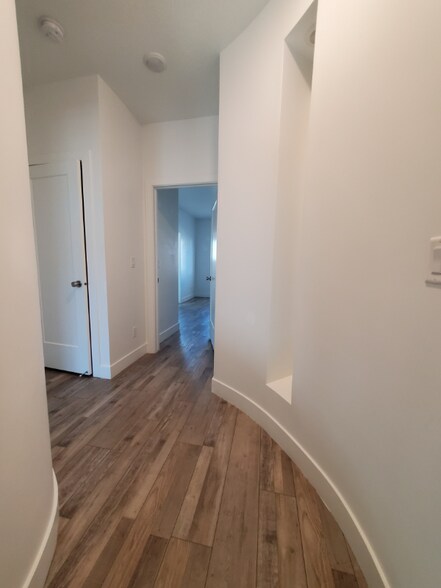 Building Photo - 2186 525 W