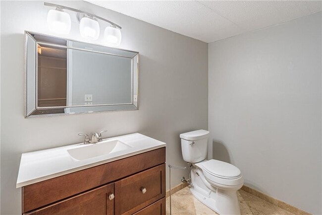 Building Photo - 495 Ansley Dr