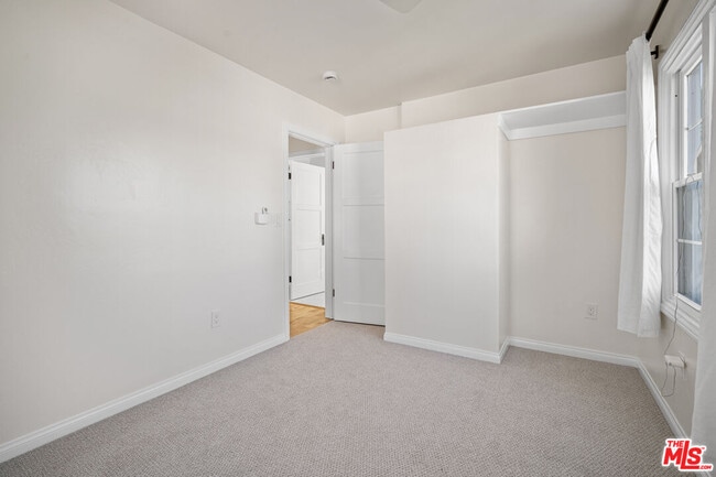 Building Photo - 819 Crestmoore Pl