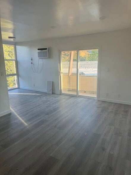 Living / Dining Area - 227 Justin Ave