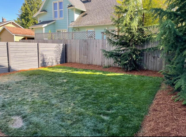 community fenced yard - 2836 NE Killingsworth St