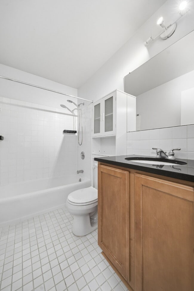 Building Photo - 821 Douglas Ave