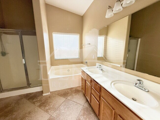 Building Photo - 1845 E Aloe Pl