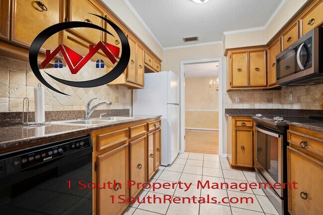 Building Photo - 2205 Woodhillcrest Dr