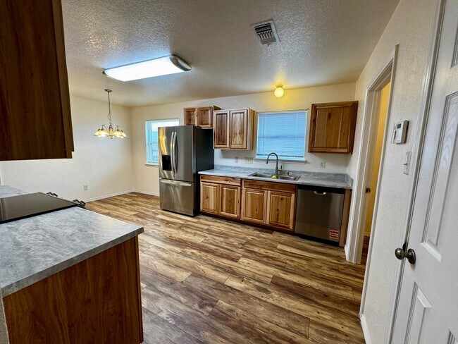 Building Photo - Spacious 4 Bedroom 2 Bath