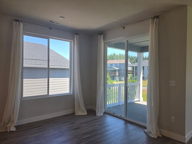 Building Photo - 3 Bedroom Plus Den Rambler in Arborwood!