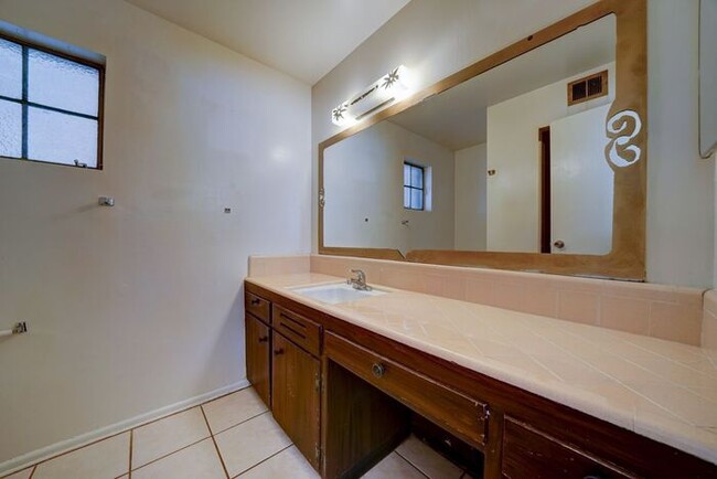 Building Photo - $500 OFF FIRST MONTH RENT! READY TO VIEW N...