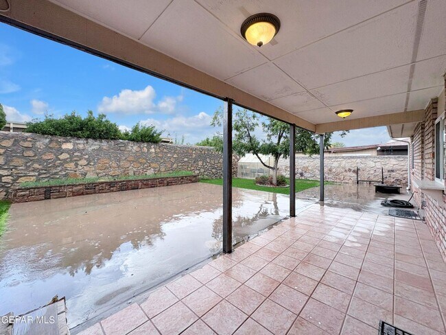 Building Photo - Come to check this beautiful house 4 bedrooms, possible 5th bed and 3 baths.
