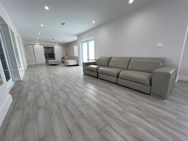 Building Photo - 1405 N 46th Ave