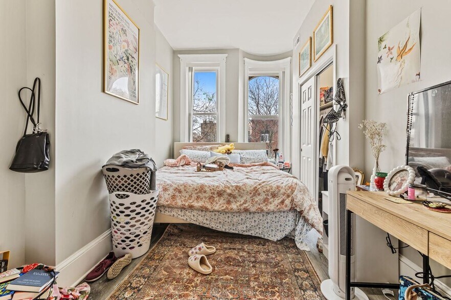 Building Photo - 1345 N Maplewood Ave