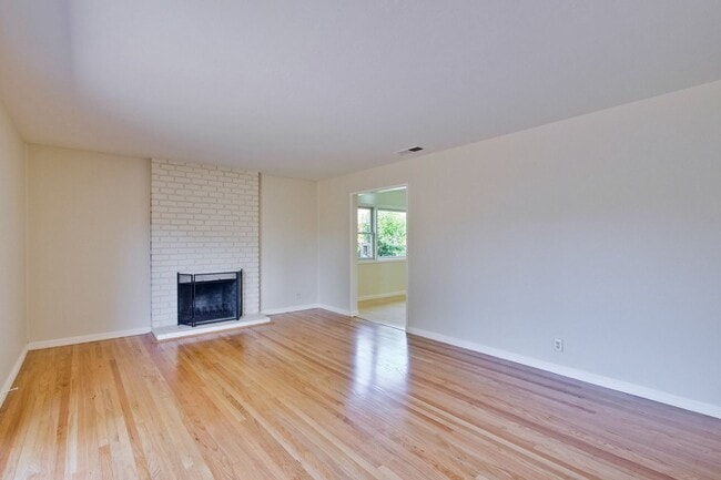 Building Photo - Beautiful Birdland Home on Quiet Cul-de-Sa...