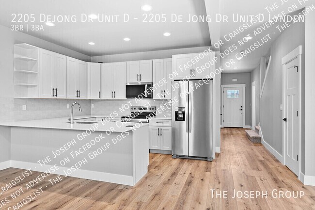 Building Photo - 2205 DeJong Dr