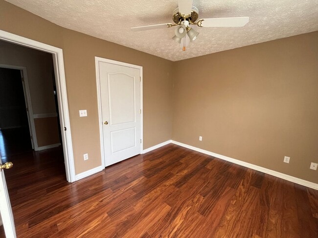 Building Photo - 3 Bedroom, 2 Bathroom - Home in Calhoun!