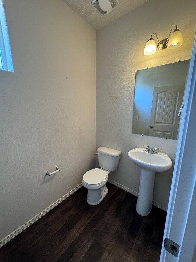 Building Photo - 4 bed home available now!