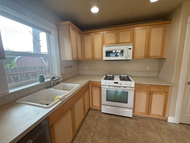 Building Photo - 3 Bedroom Home for Rent in Hood River
