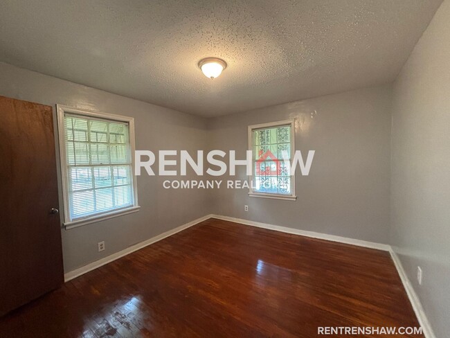 Building Photo - Charming 2 Bedroom in Castalia Heights - N...