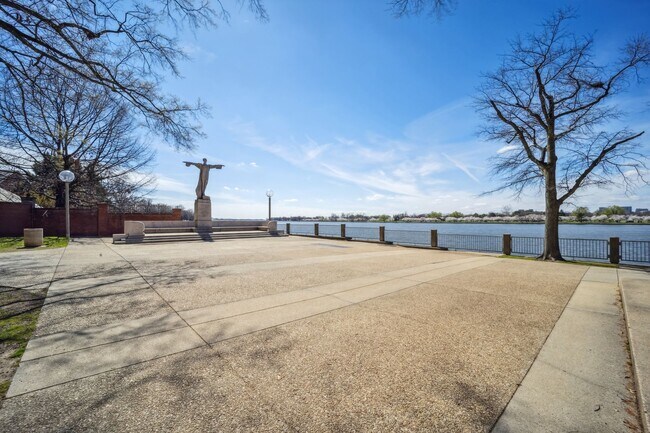 Building Photo - Stunning 1 BR/1 BA Condo in Southwest Wate...
