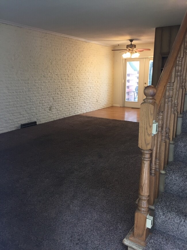 Building Photo - Gorgeous 2 Bedroom, 1.25 Bath Townhouse near UIHC