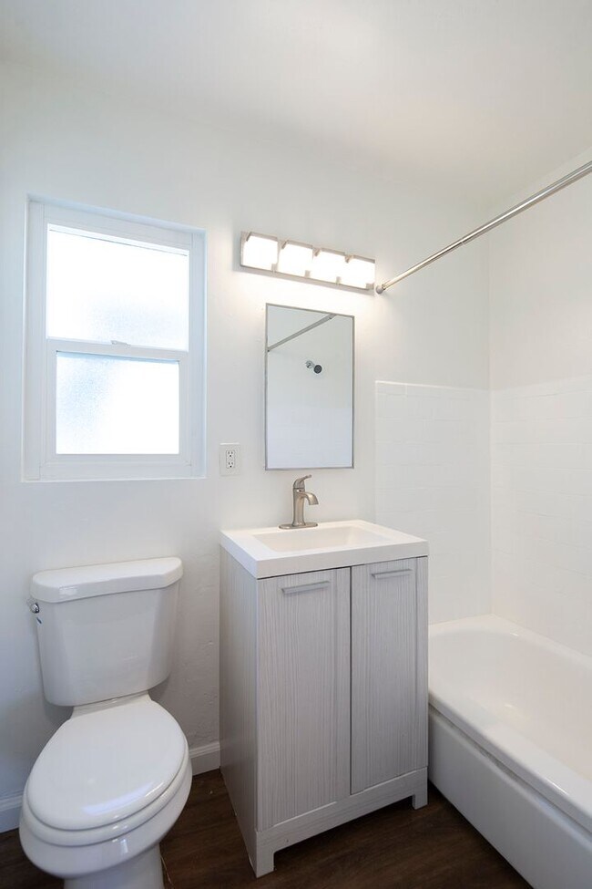 Building Photo - *MOVE-IN SPECIAL!* North Park 2 BR with Parking and WASHER/DRYER!