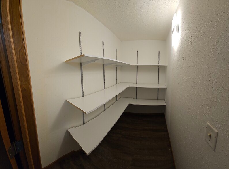 kitchen pantry - 506 Bay St