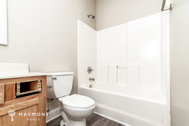 Building Photo - 3-Bedroom Charming Townhome