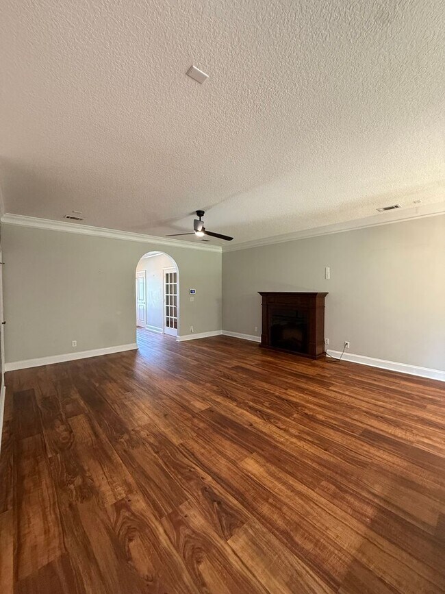 Building Photo - 107 Ventura Pl
