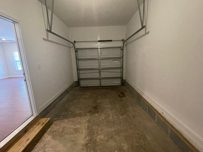 Building Photo - 3 Bed 2 Bath Single Family Home