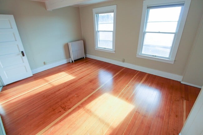 Building Photo - 1212 S Oak St