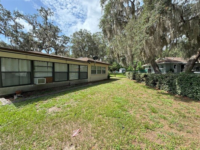 Building Photo - 1050 Bloomfield Dr