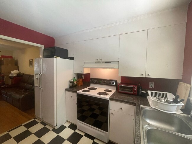 Building Photo - 174-176 Riverdale Dr