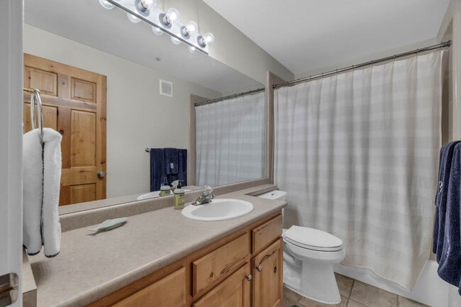 Building Photo - 2 Bed Pinecreek Condo with garage