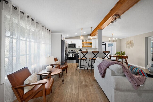 Building Photo - Discover lakeside living at its finest.