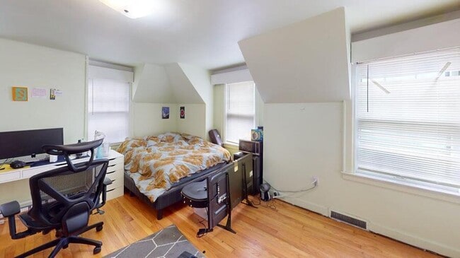 Building Photo - 801 E Ann St