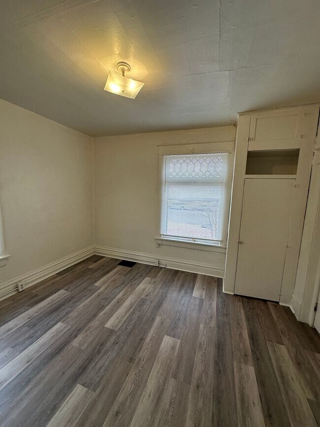 Building Photo - AJE1825