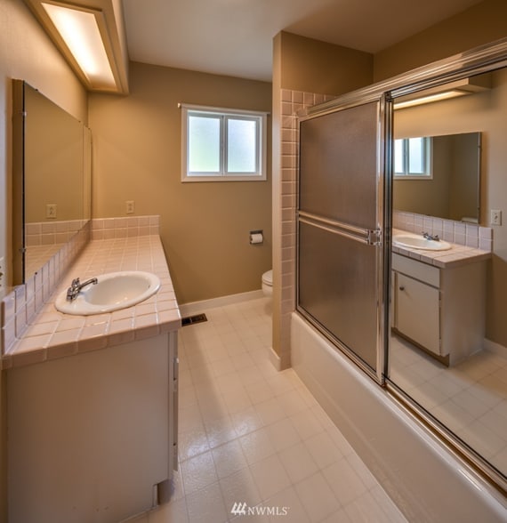 Building Photo - 5683 Putnam Rd