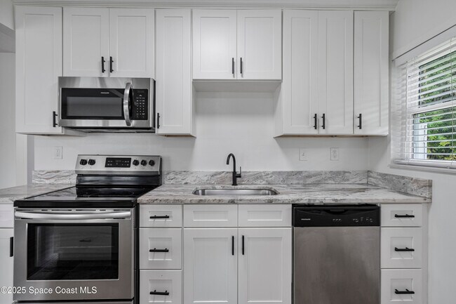 Building Photo - 509 E Fee Ave