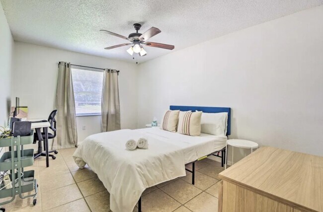 Building Photo - 416 40th St E