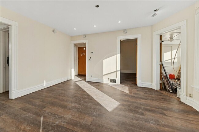 Building Photo - 2144 W Montrose Ave