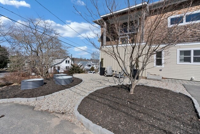 Building Photo - Stunning 4 Bed 2.5 Bath Steps from Willards Beach UNFURNISHED