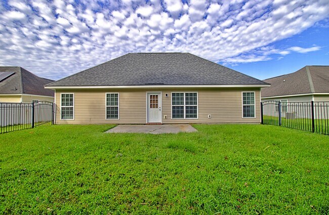 Building Photo - 1105 Sara Ln
