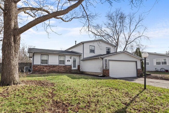 Building Photo - 1903 Sumac Dr